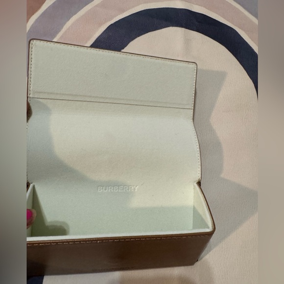 BURBERRY Sunglass Case - Picture 4 of 7